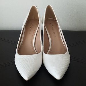 *NEW/NEVER WORN* BCBG White Snakeprint Pump
